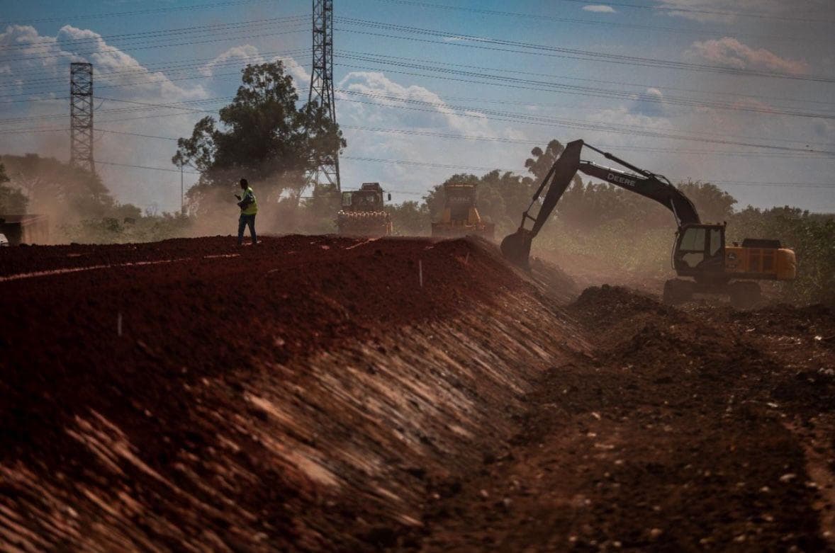 Frente de obra do Muro Dique Rio Branco — equipe e máquinas em campo, Canoas-RS